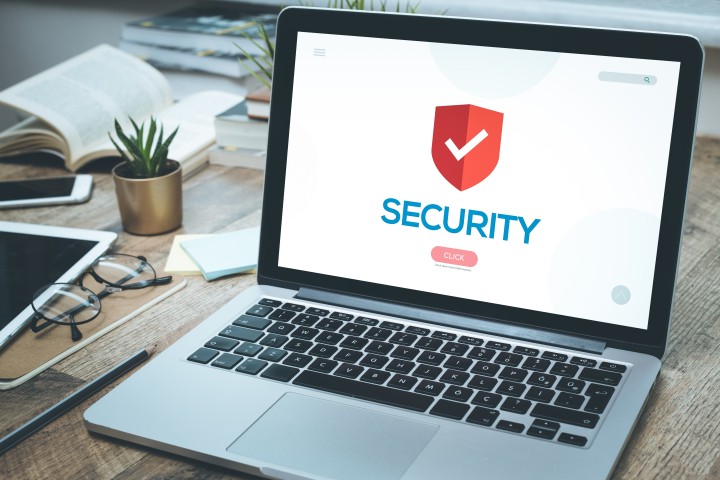 Bild eines Laptops, auf dem ganz groß Security steht