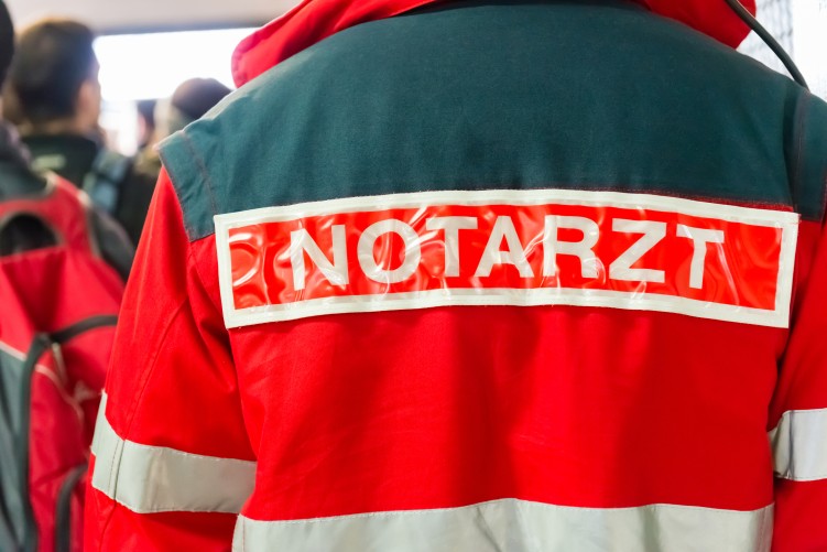 Rückansicht von einer Jacke eines Notarztesin rot