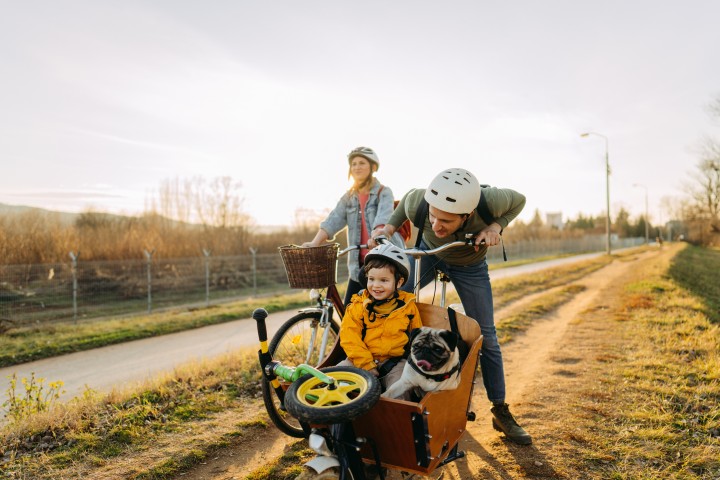Familie mit zwei Kindern fährt Fahrrad