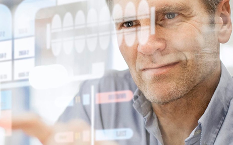 Mann tippt konzentriert auf einem digitalen Bildschirm