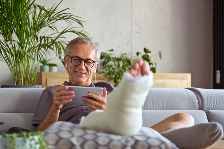 Krankentagegeld Senior-Mann mit gebrochenem Bein zu Hause