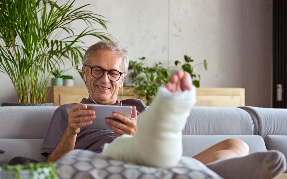 Krankentagegeld Senior-Mann mit gebrochenem Bein zu Hause