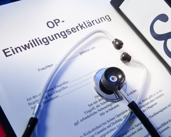 Stethoskop auf einem elektronischen Aufklärungsbogen aus Papier