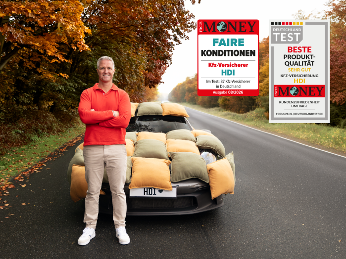 Ralf Schumacher steht grinsend vor einem mit Kissen ummantelten Auto auf einer herbstlichen Landstraße. Daneben sind zwei Siegel von Fokus Money. Das eine Siegel zeichnet den Kfz-Versicherer HDI im Test mit 37 Kfz-Versicherern in Deutschland für faire Konditionen aus. Das andere Siegel zeichnet die HDI KFZ-Versicherung basierend auf einer Kundenzufriedenheit Umfrage für Beste Produkt-Qualität mit der Note "sehr gut" aus.