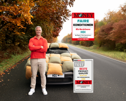 Ralf Schumacher steht grinsend vor einem mit Kissen ummantelten Auto auf einer herbstlichen Landstraße. Daneben sind zwei Siegel von Fokus Money. Das eine Siegel zeichnet den Kfz-Versicherer HDI im Test mit 37 Kfz-Versicherern in Deutschland für faire Konditionen aus. Das andere Siegel zeichnet die HDI KFZ-Versicherung basierend auf einer Kundenzufriedenheit Umfrage für Beste Produkt-Qualität mit der Note "sehr gut" aus.