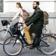 junges Paar fährt in der Stadt E-Bike