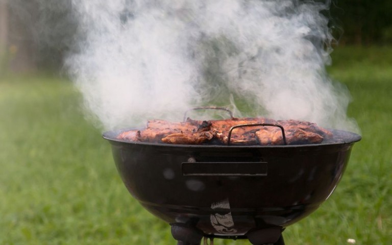 Qualmender Grill im Garten