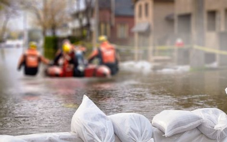 Sandsäcke gegen Überschwemmung