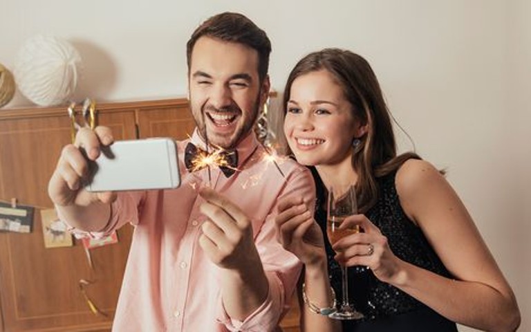 Pärchen Silvester beim Selfie mit Wunderkerze