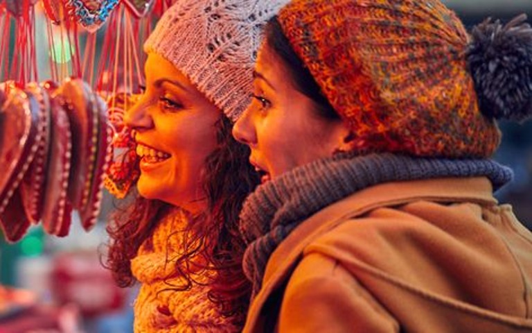 Zwei Frauen auf dem Weihnachtsmarkt