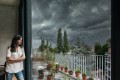 Frau in Wohnung/Haus bei Gewitter