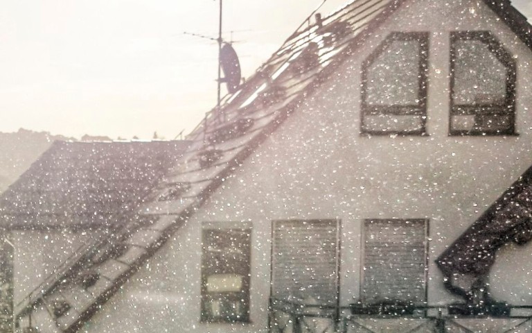 Haus im Schneebestöber