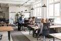 Männer und Frauen arbeiten in offener Bürofläche