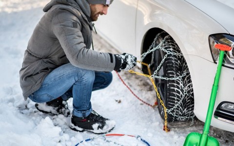Autofahren im Winter: Versicherung, Winterreifen und Co.