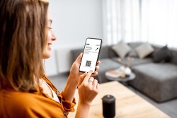 Digitale Kundenkarte Frau Handy Wohnzimmer