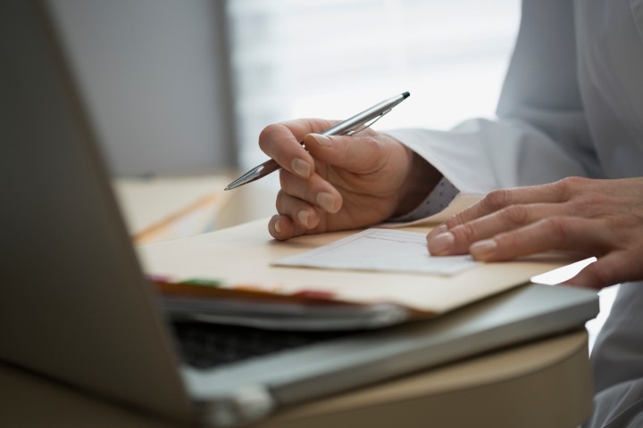 Frau läßt sich die Falten im Kinn unterspritzen