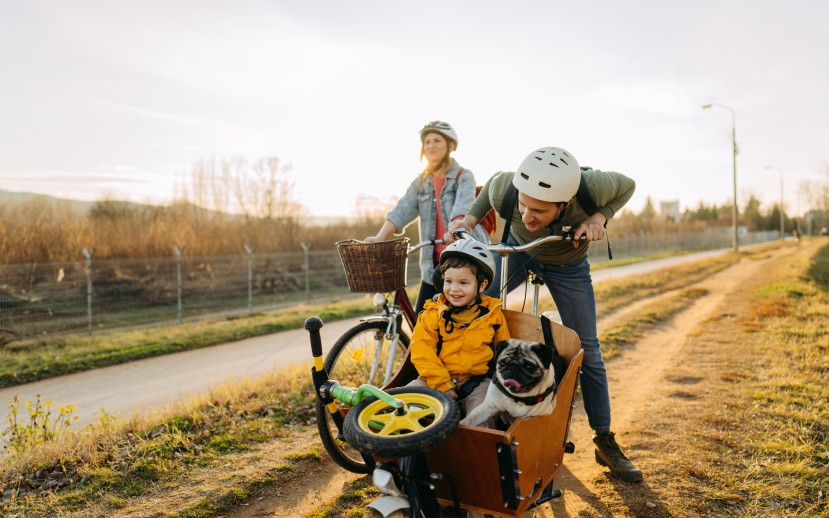 Eine Familie unterwegs in der Natur mit dem Fahrrad