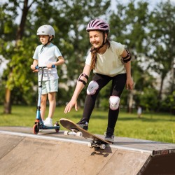 Kinder skaten auf einer Halfpipe