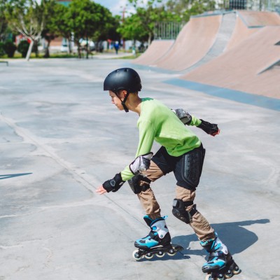 Junge fährt Inliner in einer Halfpipe