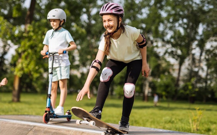 Kinder fahren Skateboard in einer Halfpipe