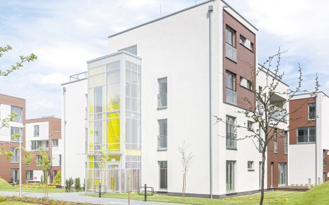 Außenansicht eines Hauses in einer Wohnanlage