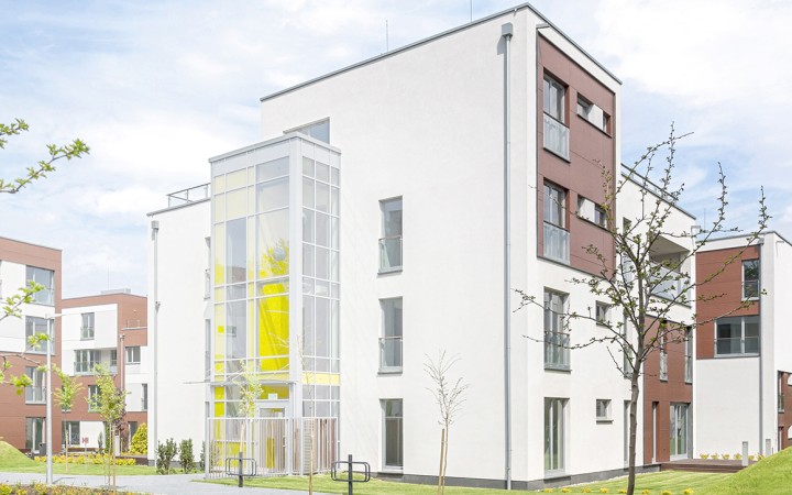 Außenansicht eines Hauses in einer Wohnanlage