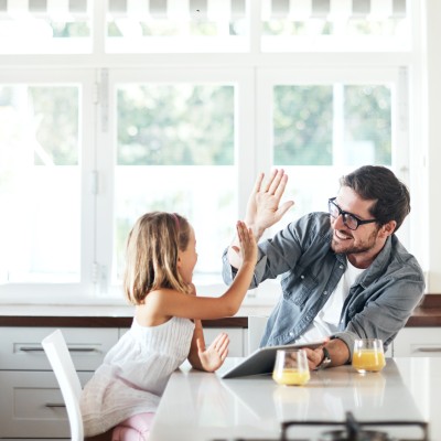 Kinder haben mit einem Fußball eine Scheibe eingeworfen