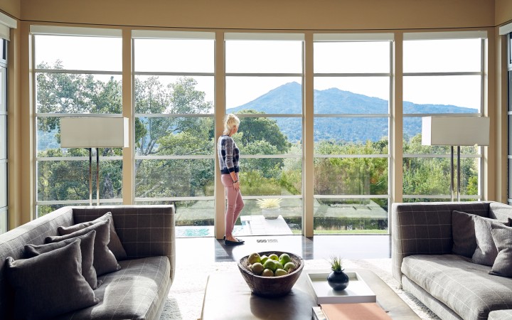 Ärztin berät Patienten mit seiner Familie