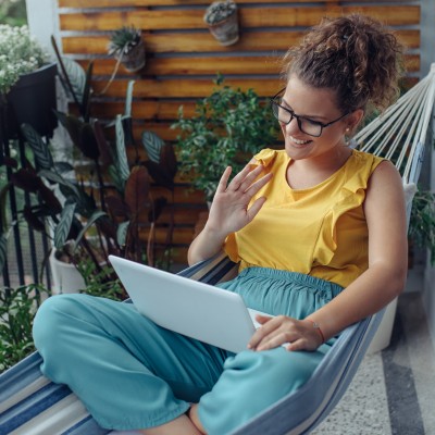 Mann geht mit zwei Krücken und einer Beinschiene