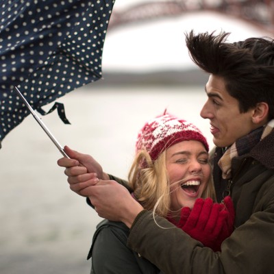 Mann geht mit zwei Krücken und einer Beinschiene