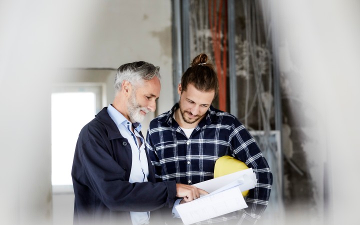 Mann sitzt entspannt auf der Couch