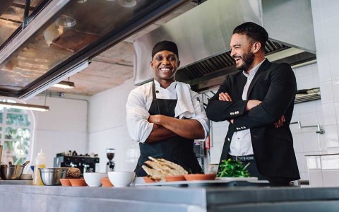 firmen-branchen-gastronomie-hotel-koch-kueche-gastronom-lachen