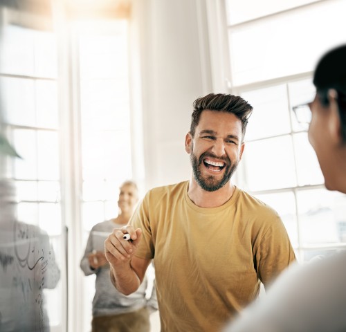 Mann am Flipchart in Gruppe