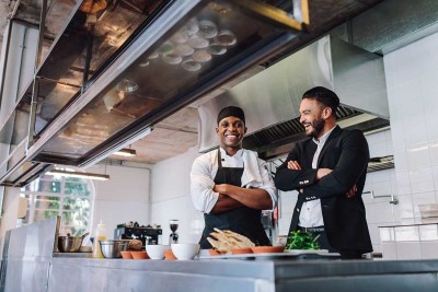 firmen-branchen-gastronomie-hotel-koch-kueche-gastronom-lachen