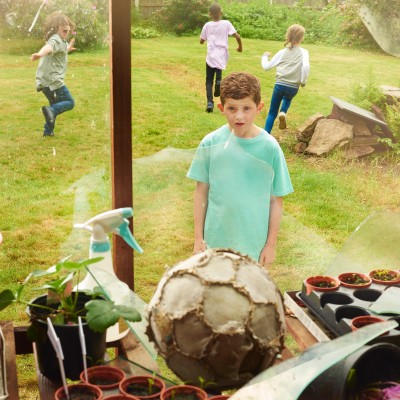 Kinder haben mit einem Fußball eine Scheibe eingeworfen