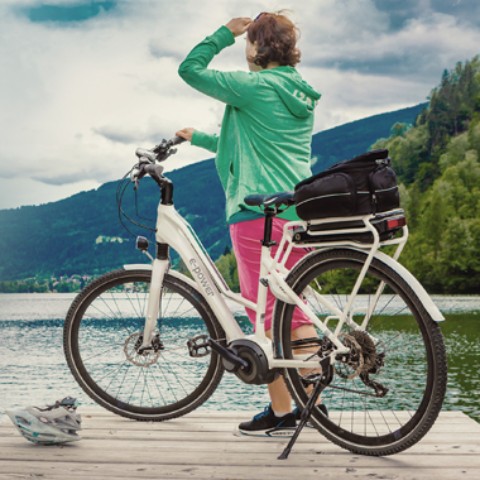 ratgeber-haftpflicht-e-bike-frau-berge-fahrrad-see.jpg		