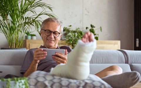 Krankentagegeld Senior-Mann mit gebrochenem Bein zu Hause